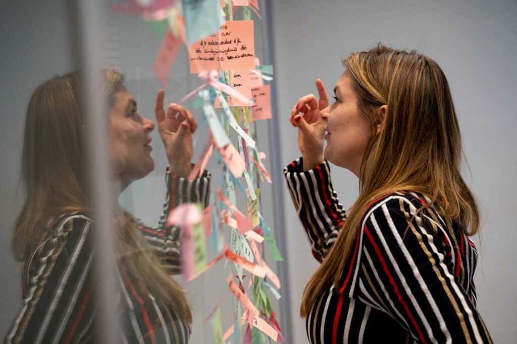 Story Sprint in uitvoering: vrouw plakt merkverhaal via post-its